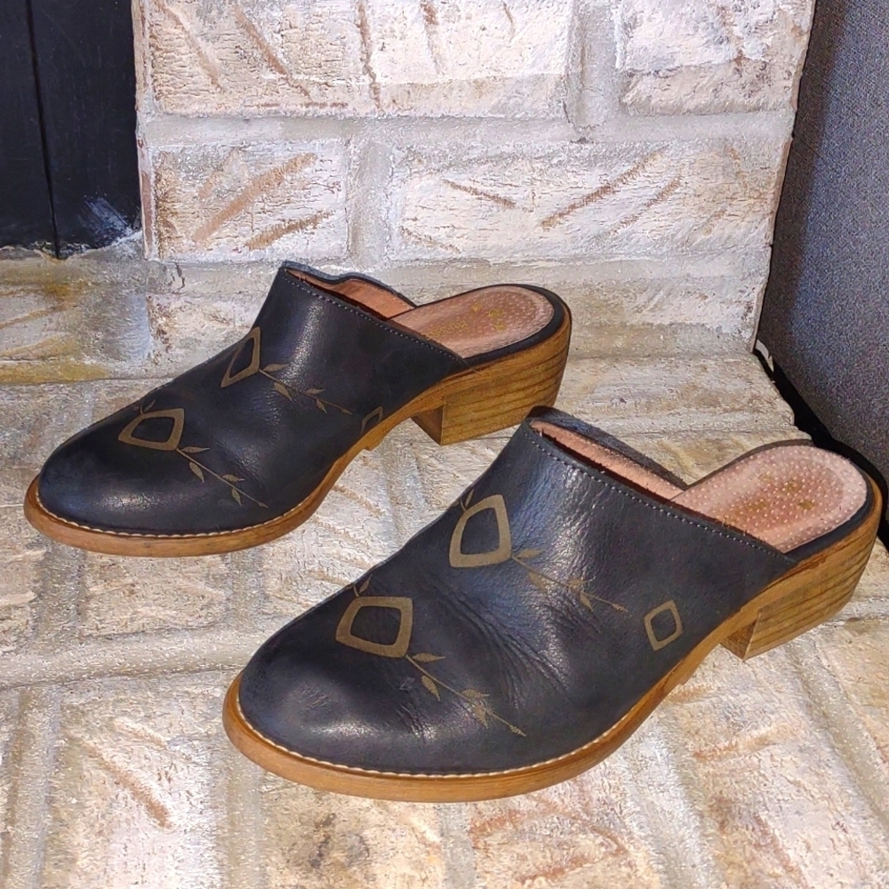 Anthropologie Mules Musse & Cloud Leather Mules Clogs 38 Western made in Spain
